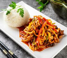 Жареная свинина с овощами в остро-сладком соусе и рис