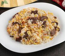 Жареный рис с говядиной в соевом соусе