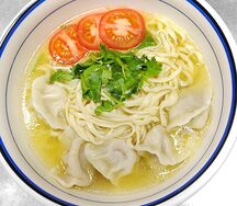 Куриный суп с пельменями из говядины и лапшой