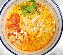 Суп Тан с рисовой лапшой и курицей 