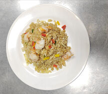 Жареный рис с креветками и овощами