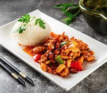 Курица гунбао с арахисом в остро-сладком соусе и рисом