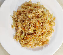 Жареный рис с яйцом и овощами в соевом соусе