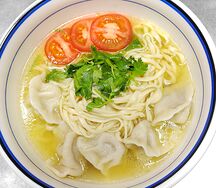 Куриный суп с пельменями из свинины и лапшой