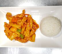 Жареные креветки с ананасом и рисом