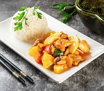 Жареная курица с ананасом и рисом