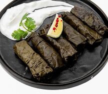 Долма со сметано-чесночным соусом
