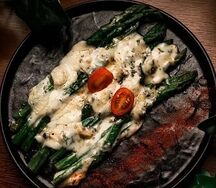 Спаржа, запечённая под сыром