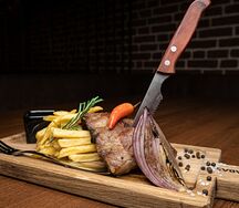 Свиные ребра с картофелем фри