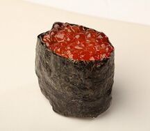 Гункан с красной икрой