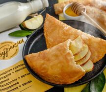 Чебурек с яблоком и корицей
