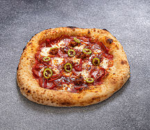 Пицца чоризо, халапеньо, печеный перец, песто