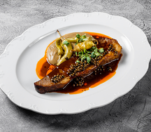 Грудинка с кремом из баклажана и маринованными перцами