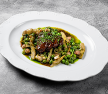 Телячья щека с артишоками, грудинкой и горошком