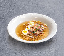 Лапша с куриным бедром и перепелиным яйцом