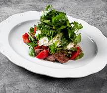 Стейк салат с муссом из копченого сыра