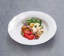 Салат с копченой треской, картофелем и томатами