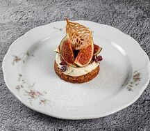 Свежий инжир со сладким гречневым тестом