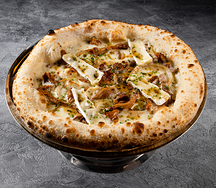 Пицца лисички с камамбером и сладким луком