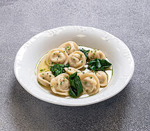 Пельмени из курицы с бульоном и шпинатом