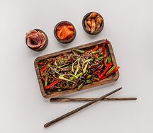 Соба с овощами и соусом