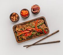 Рис с овощами и соусом