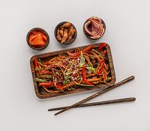 Удон с овощами и соусом