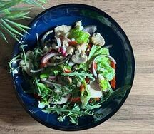 Салат из курицы с жареными грибами