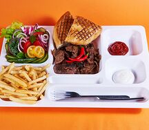 Донер на тарелке с говядиной