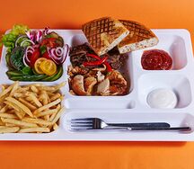 Донер на тарелке с курицей