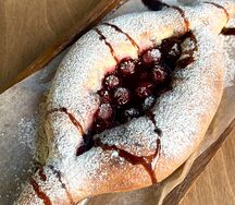 Лодочка с вишней и шоколадом