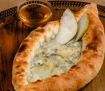 Лодочка с грушей и сыром дорблю