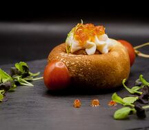 Блинчик с мягким сыром и лососевой икрой