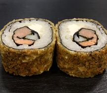 Горячий ролл Три моря с тунцом, окунем и лососем
