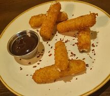 Сырные палочки с соусом BBQ