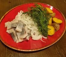 Сельдь с лучком и картофелем
