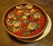 Хинкали, запеченные с томатным соусом
