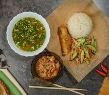 Ком Га сот чуа нгот, суп Бо и салат