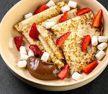 Блинчики с Нутеллой, маршмеллоу и клубникой