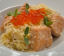 Феттуччине с лососем и красной икрой