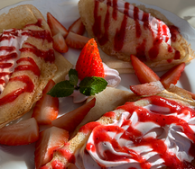 Блины с сыром маскарпоне и клубникой