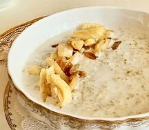 Овсяная каша с яблоками и изюмом