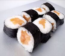 Маки с лососем
