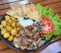 Сувлаки Мерида Гирос с мини-картофелем и зеленью