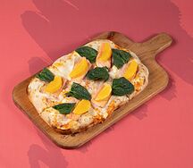 Римская пицца с лососем и беконом