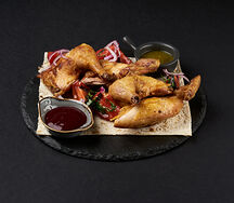 Фермерский цыпленок табака с легким овощным салатом