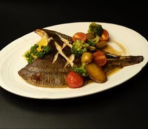 Камбала в печи в сопровождении овощей 