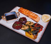 Стейк из семги с овощами