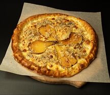 Открытый хачапури с грушей и голубым сыром 