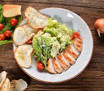 Салат Цезарь с куриной грудкой гриль